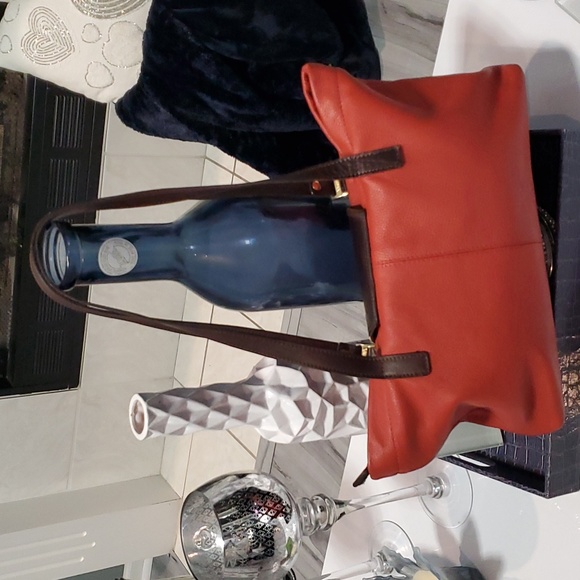 VALENTINA SHOULDER BAG 15"w nice soft leather, lightweight bag. - Picture 6 of 13